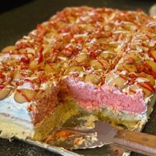 Strawberry Banana Pudding Cake